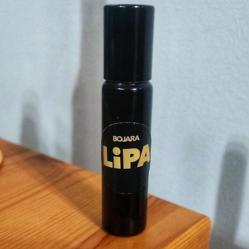 Przedstawienie perfum w olejku o zapachu lipy marki Ani Bojara